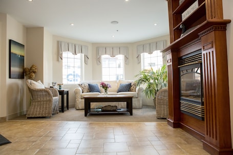 Sala de estar en el lobby. The Village Inn