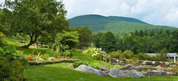 Exterior - Arlington's West Mountain Inn (Arlington)