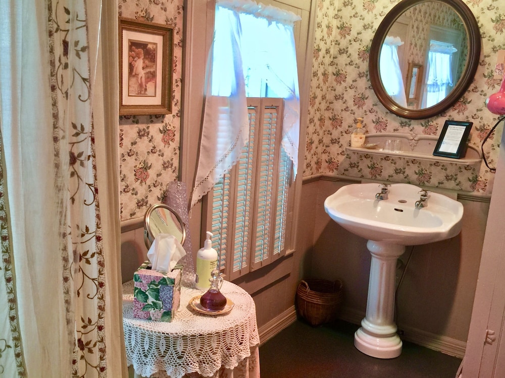 Shaw House Inn by null