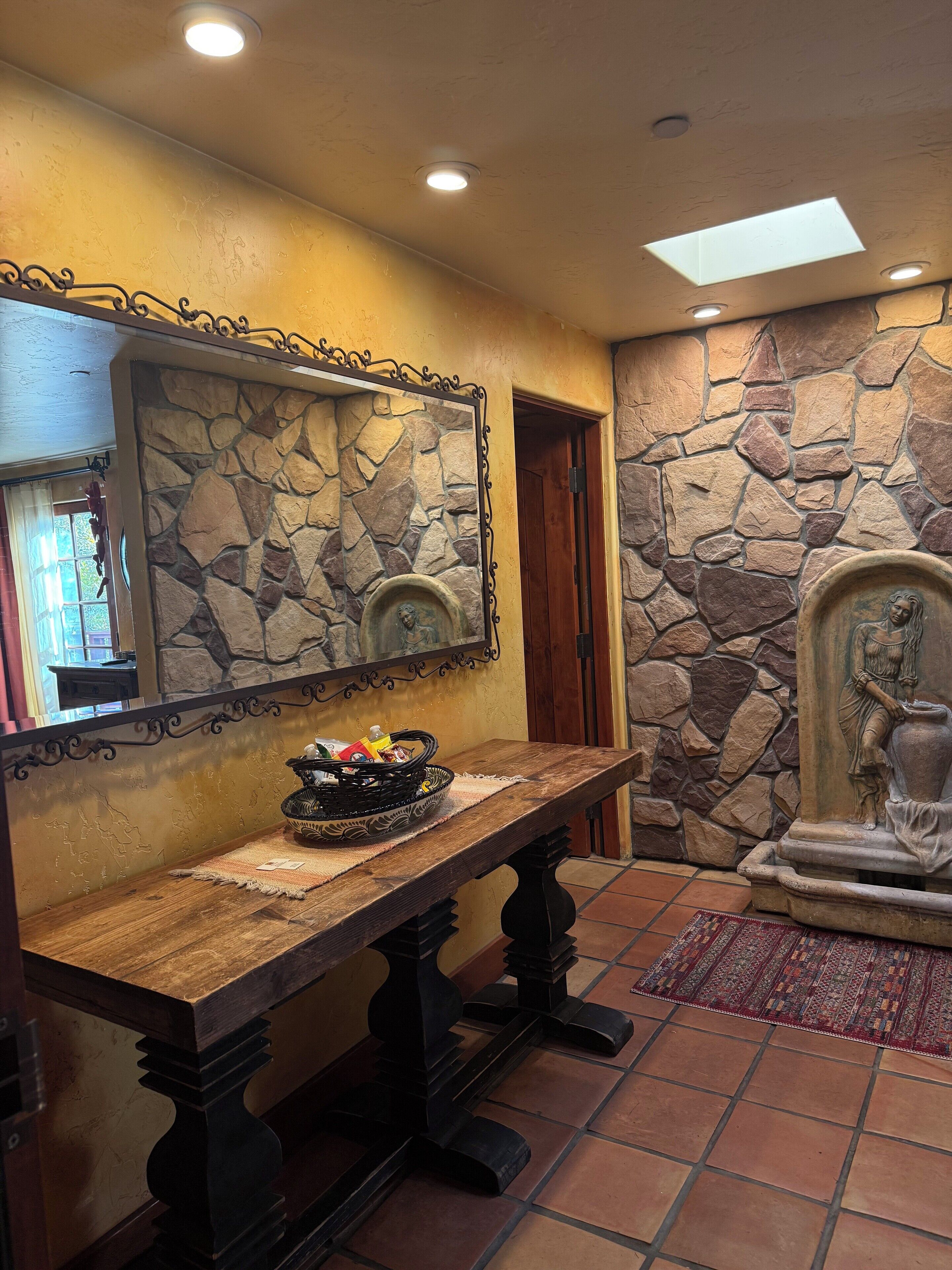 尊爵套房 | 起居區 | 47-吋電漿電視、衛星頻道、電視、壁爐