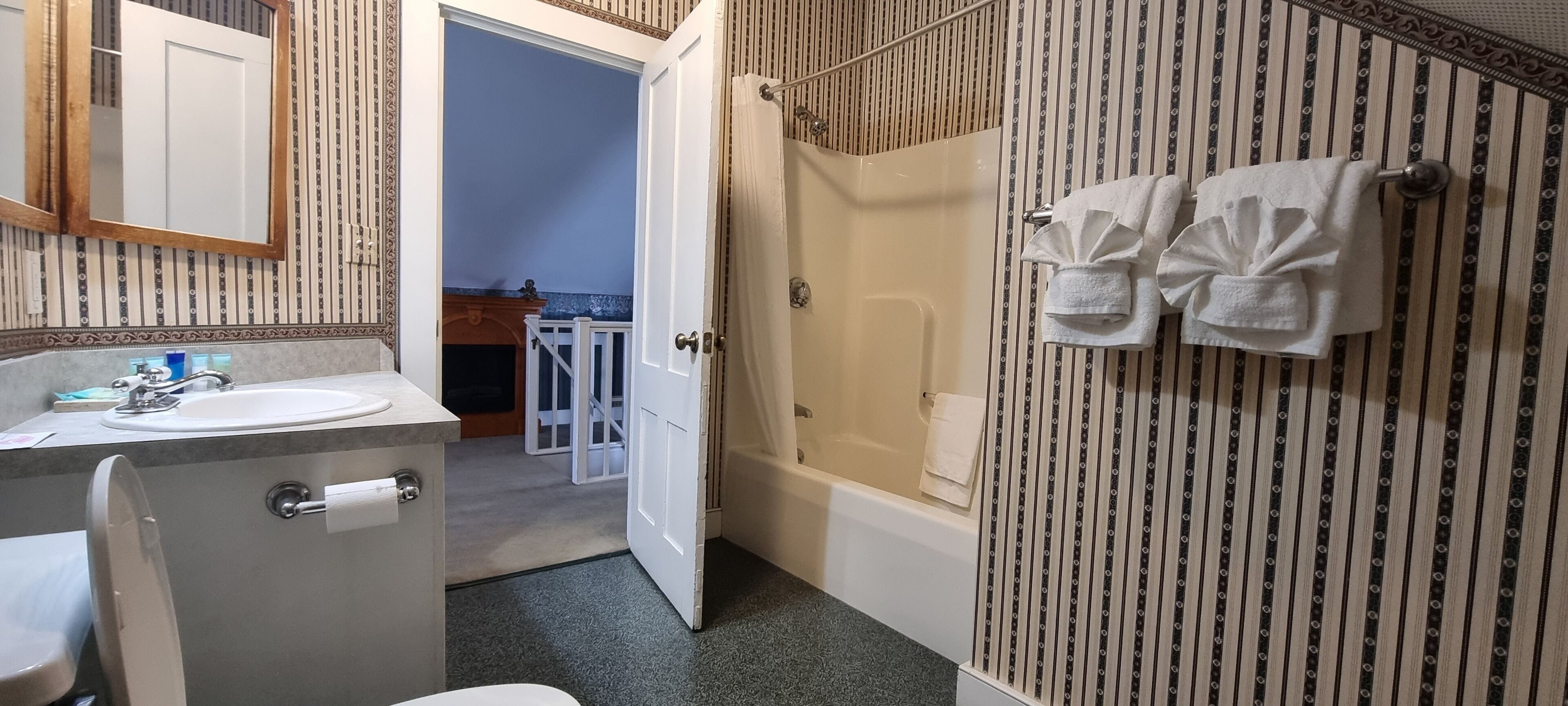 Une salle de bain avec un lavabo, des toilettes et une baignoire.