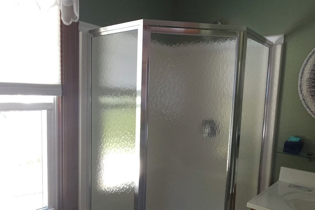 Camera Deluxe | Bagno | Set di cortesia gratuito, asciugacapelli, asciugamani, sapone