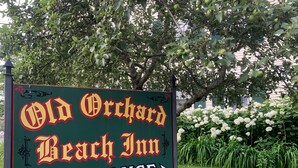 Señal de entrada al Old Orchard Beach Inn.
