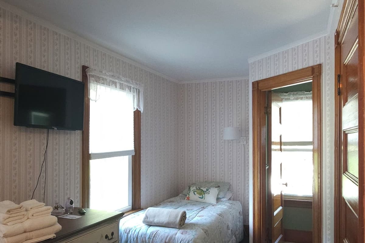 Camera Deluxe | Area soggiorno | TV a schermo piatto 32 pollici con canali via cavo, TV