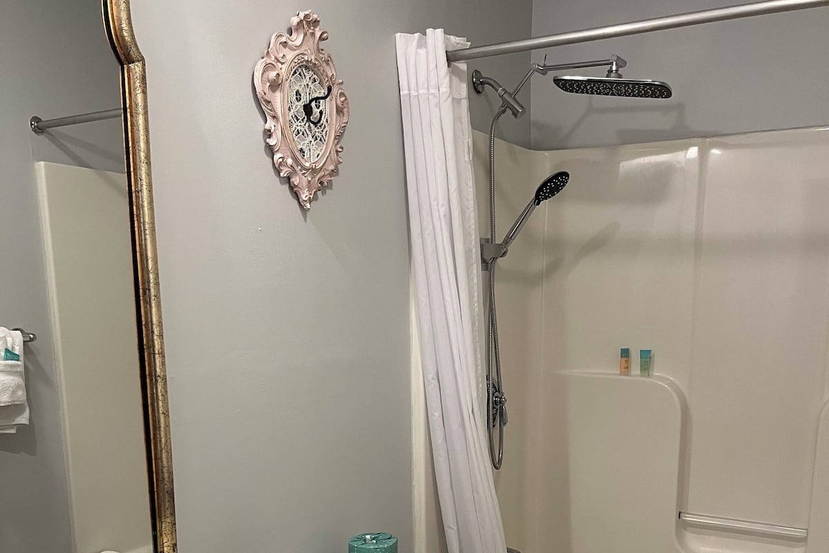 Doppia Standard, 1 letto king (Five) | Bagno | Set di cortesia gratuito, asciugacapelli, asciugamani, sapone