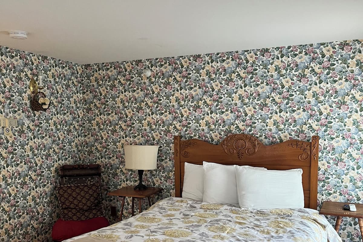 Standard Double Room, 1 Queen Bed | Iron/ironing board (on request), WiFi (free), individually decorated