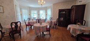 Breakfast area - Old Orchard Beach Inn (Old Orchard Beach)