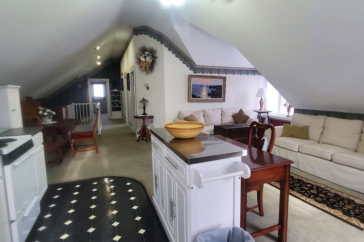 Suite Deluxe, 2 camere da letto | Area soggiorno | TV a schermo piatto 32 pollici con canali via cavo, TV