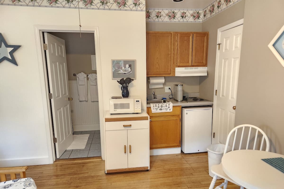 Suite monolocale, 1 camera da letto | Cucina privata | Mini-frigorifero, microonde, macchina per tè/caffè, bollitore elettrico