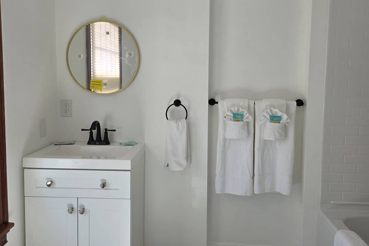 Monolocale Deluxe | Bagno | Set di cortesia gratuito, asciugacapelli, asciugamani, sapone