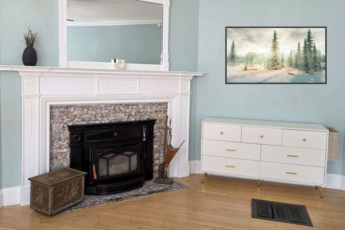 Monolocale Deluxe | Area soggiorno | TV a schermo piatto 32 pollici con canali via cavo, TV