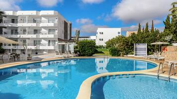 Piscina externa, espreguiçadeiras