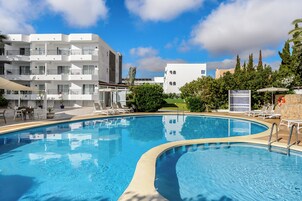 Outdoor pool, sun loungers