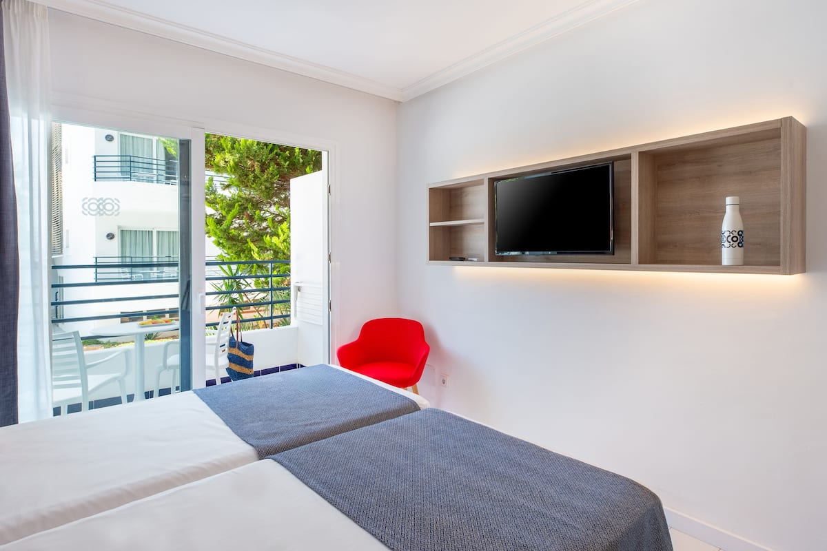 twin room | in-room safe, free wifi, bed sheets