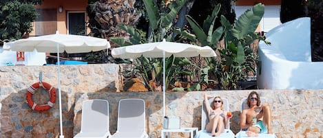Piscine extérieure, chaises longues