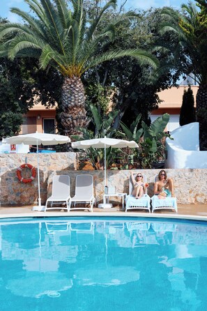 Outdoor pool, sun loungers - Hotel Vibra Isola - Adults Only (Sant Josep de sa Talaia)