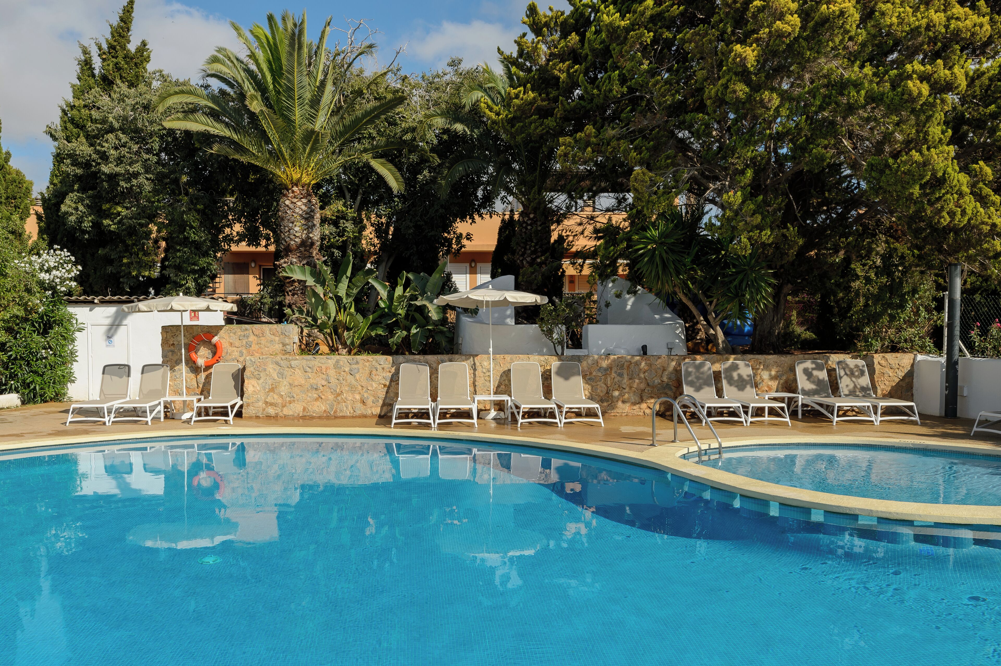 outdoor pool, pool loungers