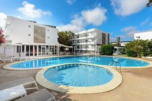 Piscine extérieure, chaises longues