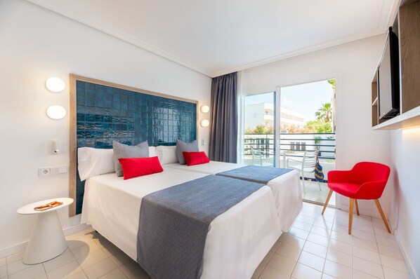 Twin Room | In-room safe, free WiFi, bed sheets