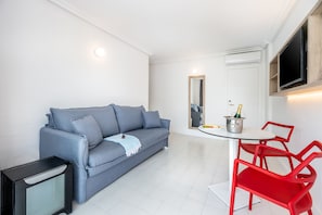 Quarto casal superior | Área de estar | TV