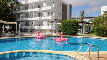 Outdoor pool, sun loungers