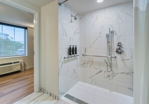 Combined shower/tub, free toiletries, hair dryer - Coast Rehoboth Beach, Tapestry Collection by Hilton (Rehoboth Beach)