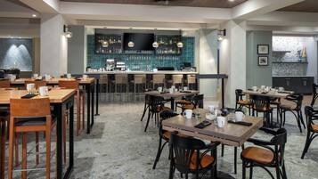 Phục vụ bữa trưa và bữa tối, đặc sản vùng