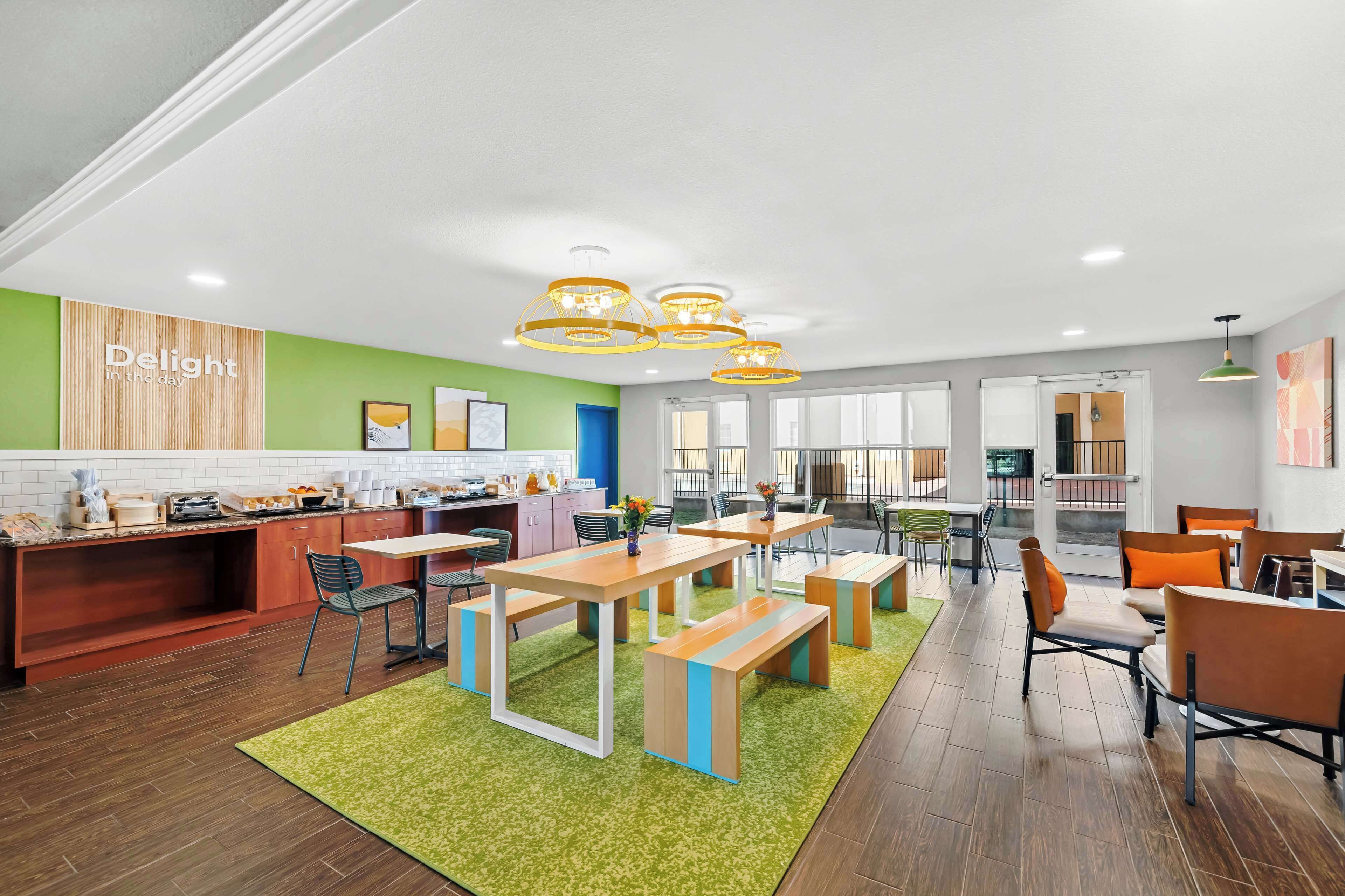 free daily continental breakfast