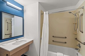 Zimmer, 2 Queen-Betten, barrierefrei, Badewanne (Mobility) | Badezimmer