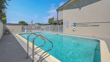 Una piscina al aire libre de temporada