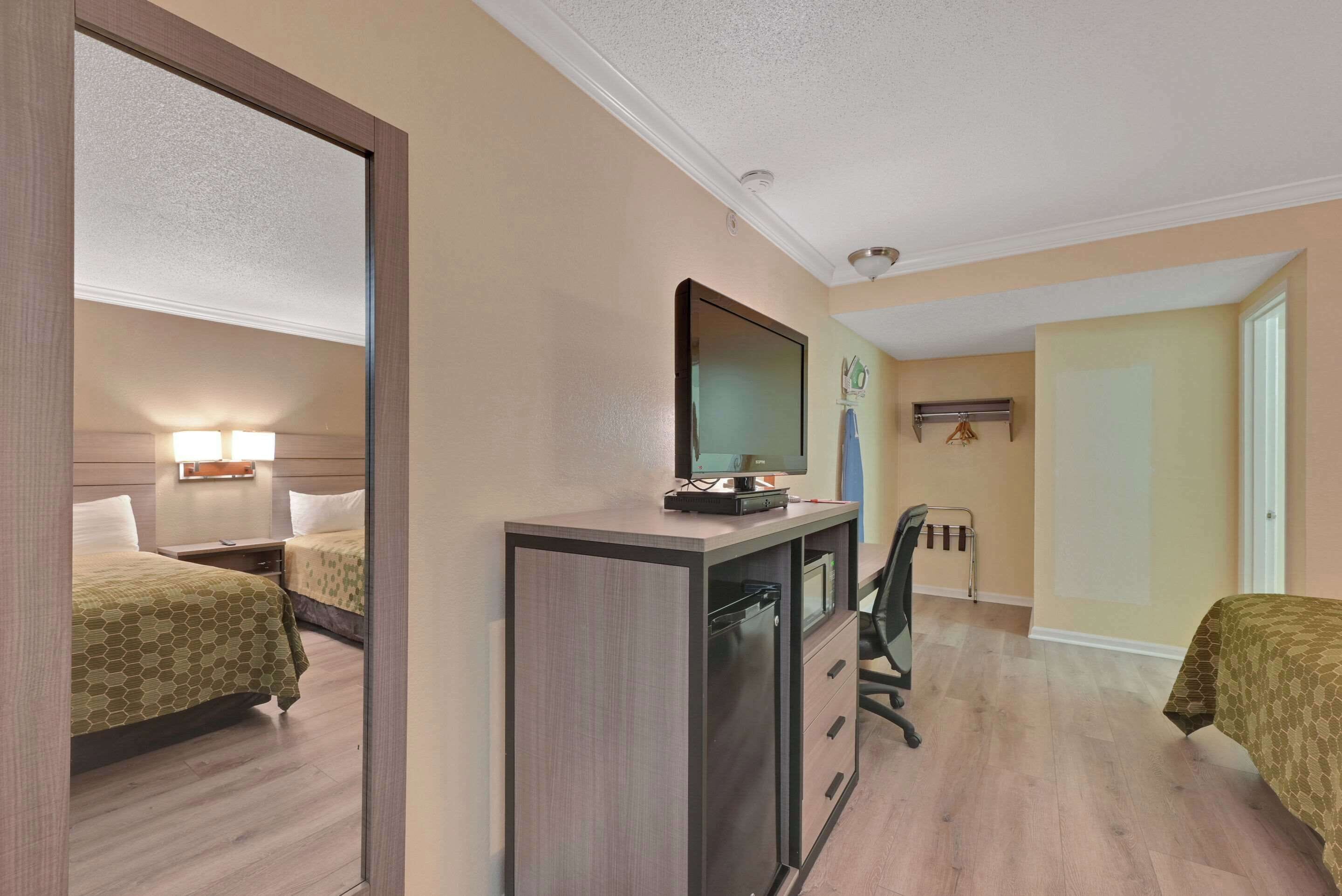 โต๊ะทำงาน, เตารีด/โต๊ะรีดผ้า, Wi-Fi ฟรี, ผ้าปูที่นอน