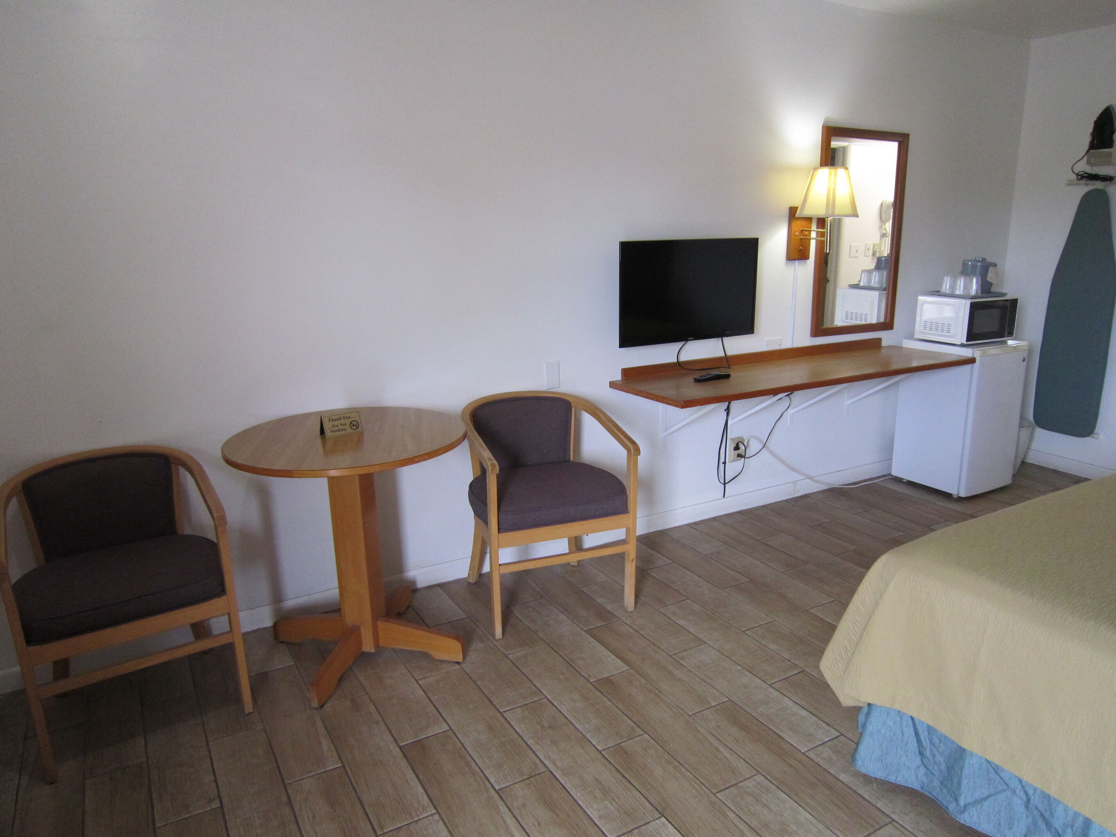 Tabla de planchar con plancha, wifi gratis y ropa de cama 
