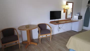 Tabla de planchar con plancha, wifi gratis y ropa de cama