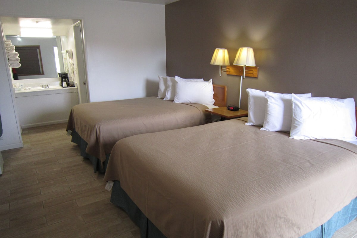 Iron/ironing board, free WiFi, bed sheets