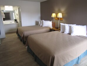 Tabla de planchar con plancha, wifi gratis y ropa de cama 