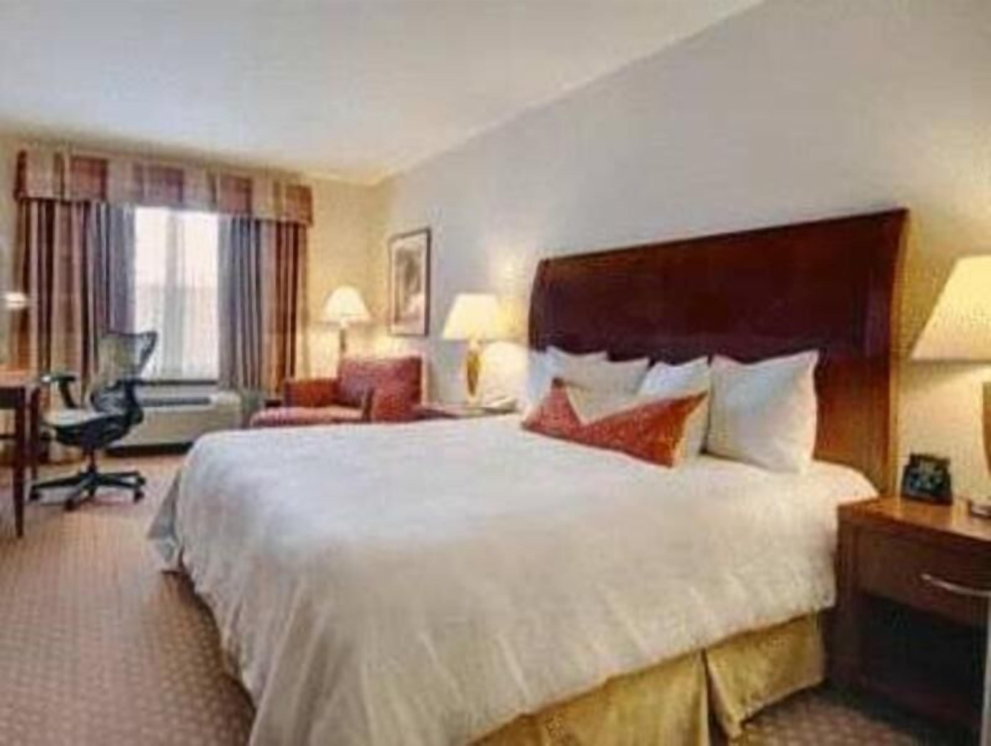Premium bedding, in-room safe, desk, iron/ironing board