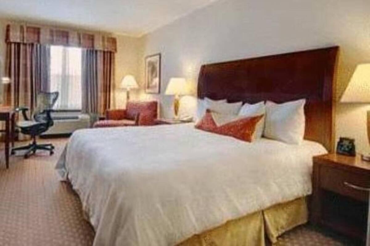 Premium bedding, in-room safe, desk, iron/ironing board