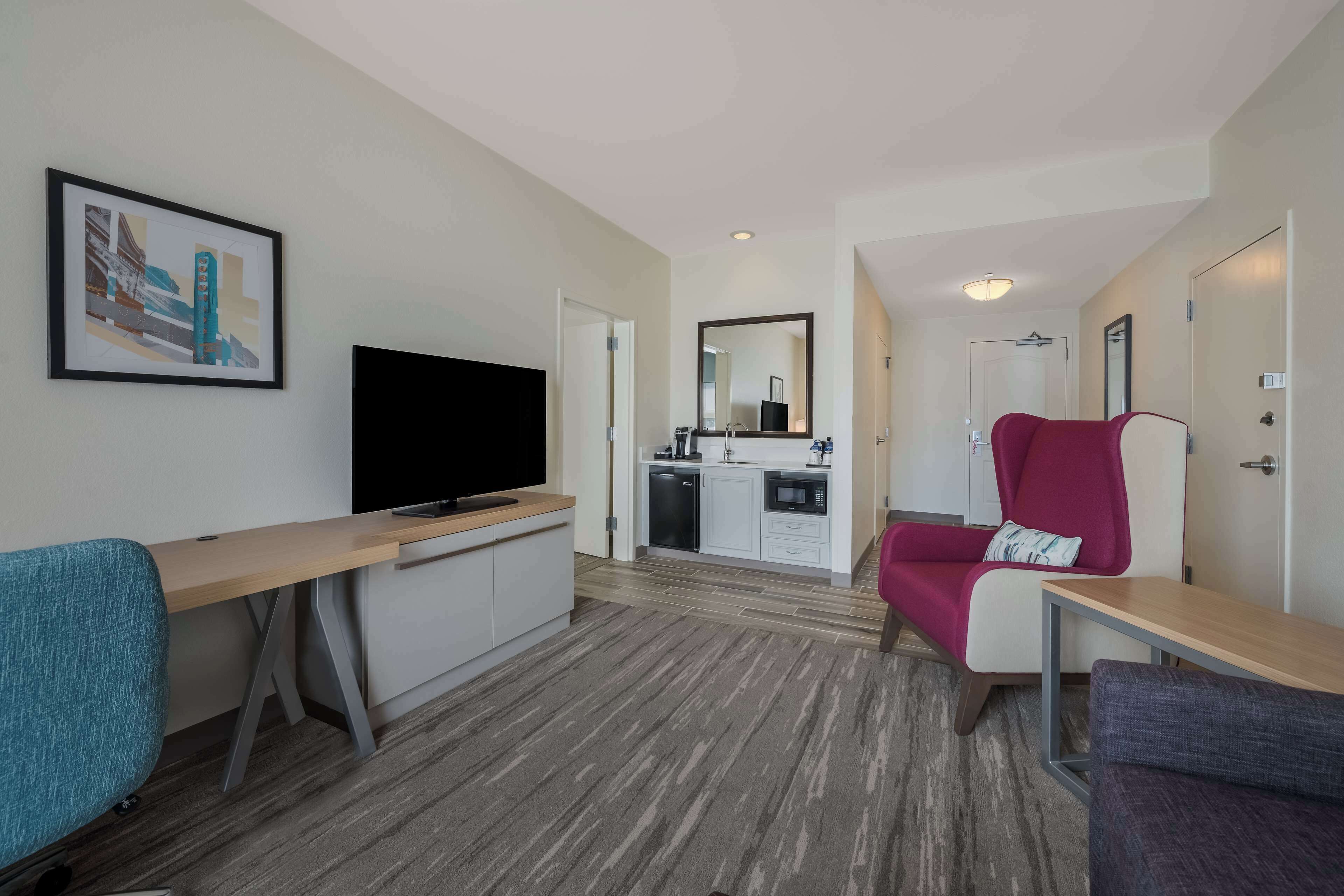 suite, 1 king bed, accessible | living area | 40-inch lcd tv with cable channels, tv