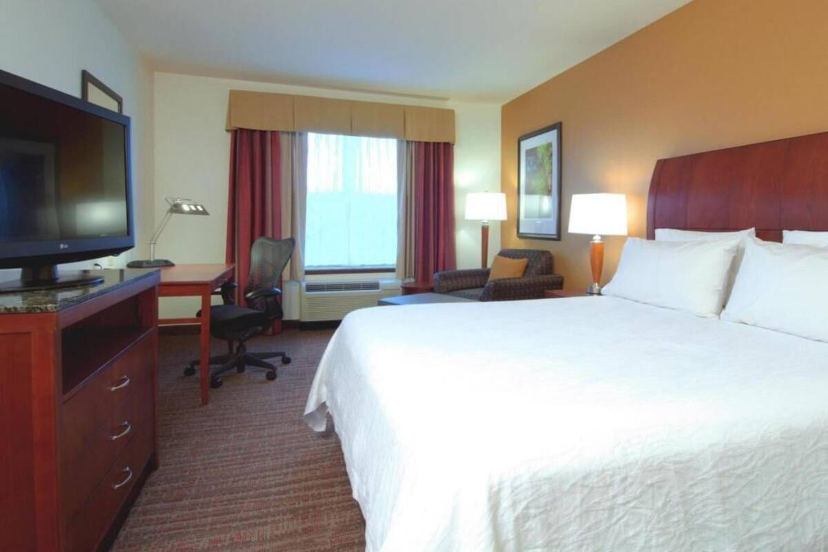 Premium bedding, in-room safe, desk, iron/ironing board