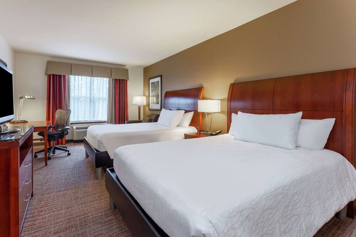 Premium bedding, in-room safe, desk, iron/ironing board