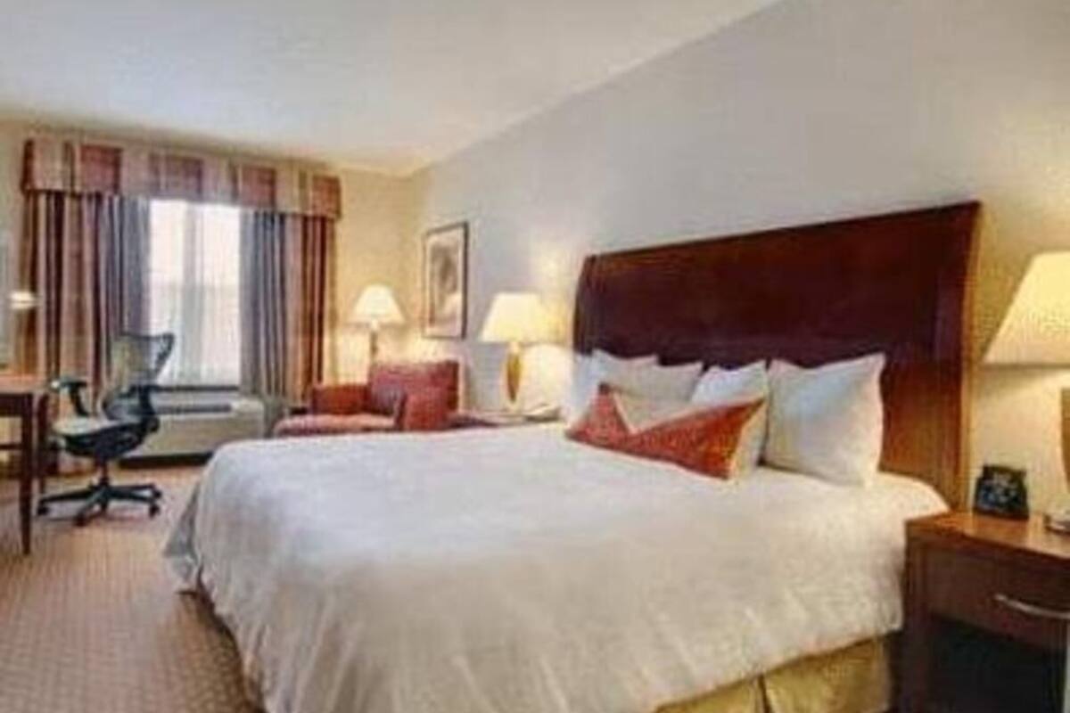 Premium bedding, in-room safe, desk, iron/ironing board