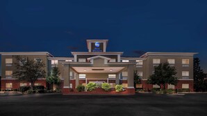 Un hôtel Best Western doté d’une entrée principale, de plusieurs étages et d’un parking.