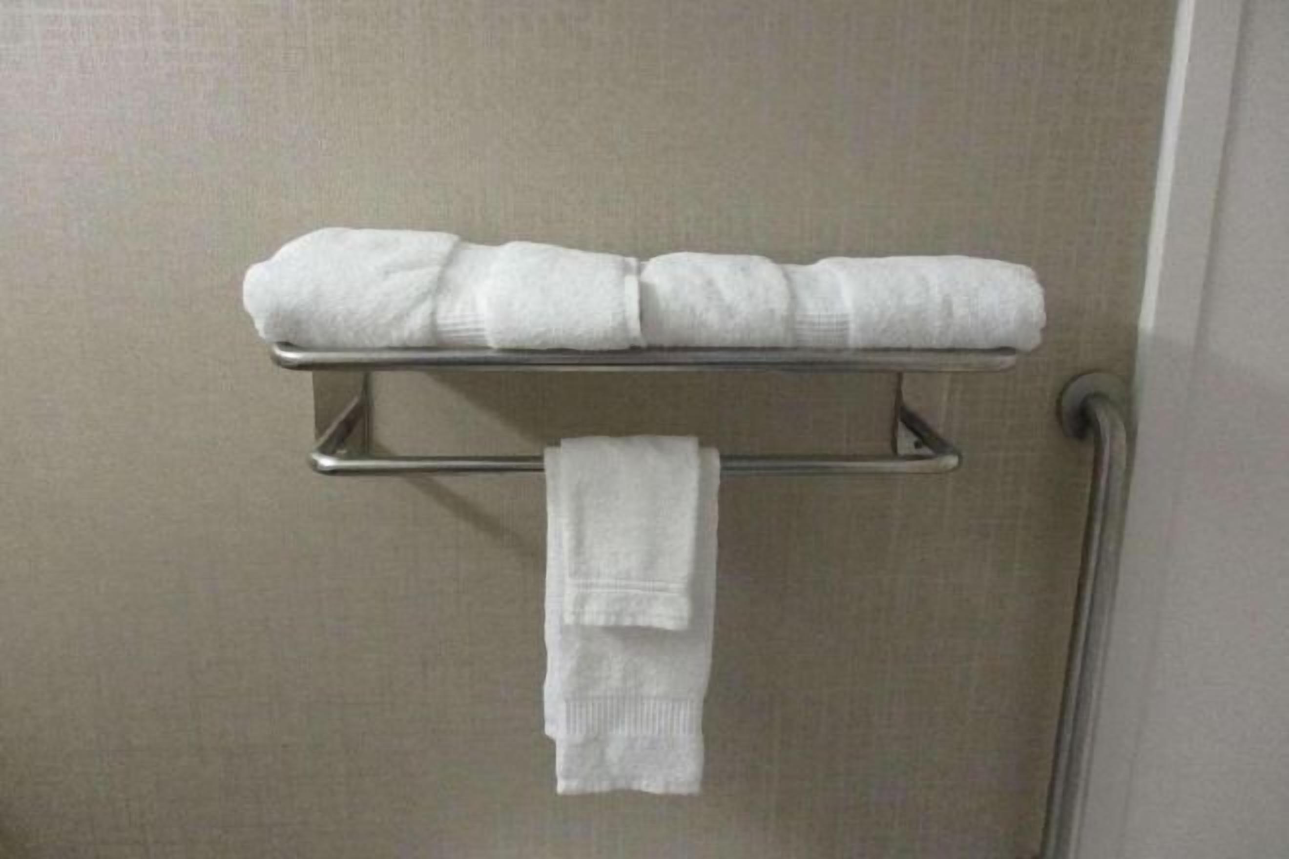 Gratis toiletartikelen, een haardroger, handdoeken