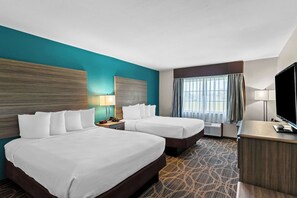 Standaard kamer, 2 queensize bedden, niet-roken, koelkast & magnetron | Een bureau, een laptopwerkplek, een strijkplank/strijkijzer