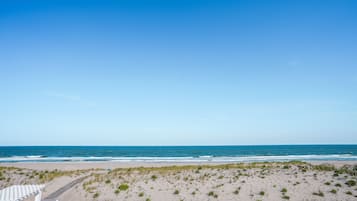 Am Strand, weißer Sandstrand, Strandbar