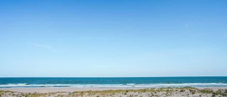 På stranden, hvit sand og strandbar