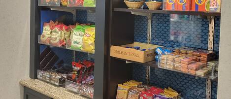 Una exhibición de aperitivos con diversos alimentos y bebidas envasadas.