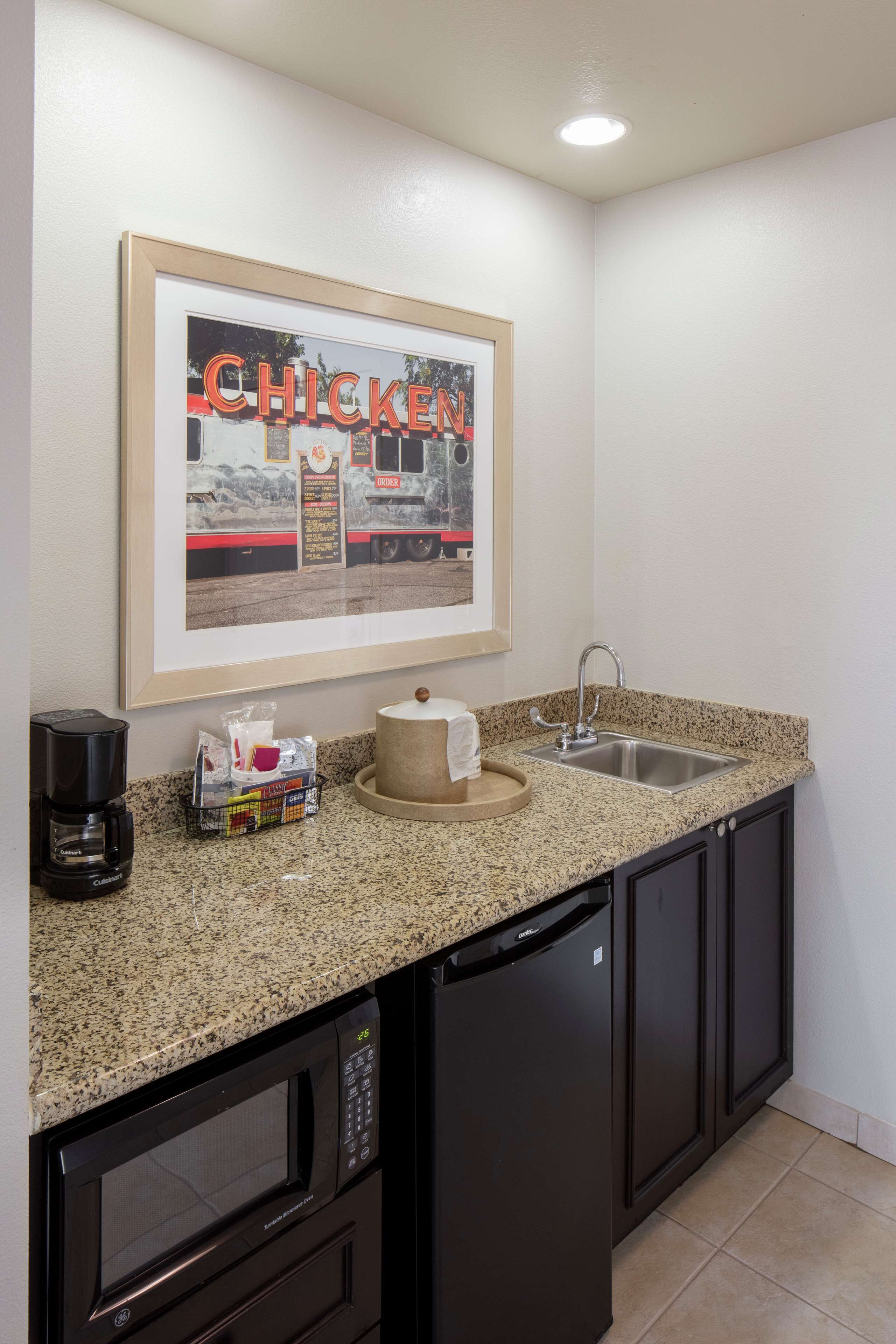 studio suite, 1 king bed, non smoking | minibar