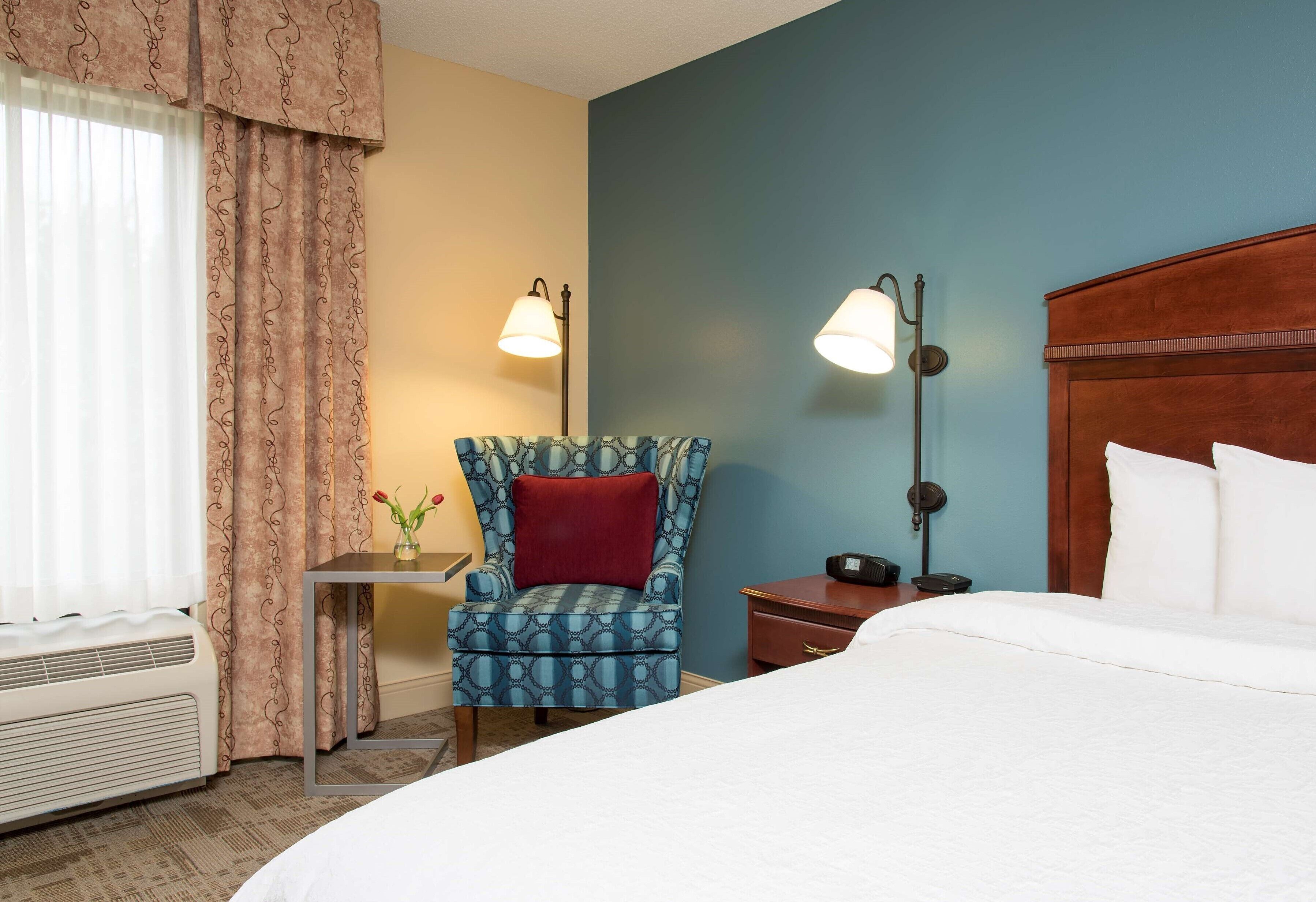 room, 1 queen bed, non smoking | down duvets, desk, laptop workspace, blackout curtains