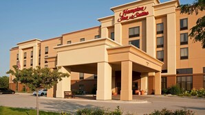 A Hampton Inn & Suites hotel with a modern facade, multiple floors, and a covered entrance area. - Hampton Inn & Suites Bloomington - Normal (Normal)